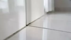 wykończenie płytek przy ścianie