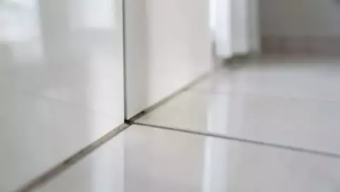 wykończenie płytek przy ścianie